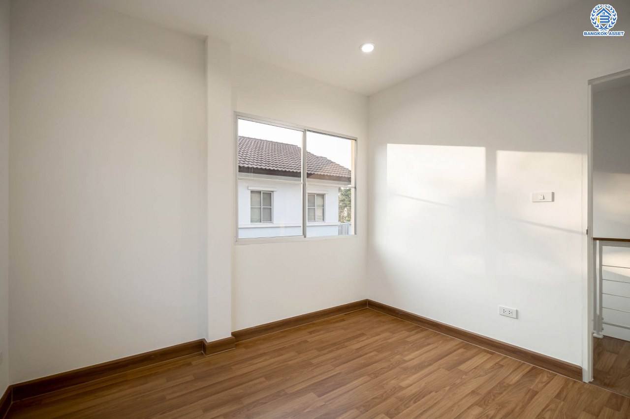 บ้านมือสองตกแต่งใหม่ คุณภาพแบรนด์ LH โครงการ ชัยพฤกษ์ ราชพฤกษ์-แจ้งวัฒนะ เนื้อที่ 58.4 ตร.ว. ฟังก์ชัน 3 ห้องนอน 3 ห้องน้ำ 2 ที่จอดรถ ภายในตกแต่งหรูหรา บนทำเลศักยภาพติดถนนราชพฤกษ์ เชื่อมสู่แจ้งวัฒนะได้อย่างรวดเร็ว และเพียง 10 นาทีถึงรถไฟฟ้า "สถานีบางรักใหญ่" จุดขึ้นทางด่วน "ศรีรัช" โรบินสัน ไลฟ์สไตล์ ราชพฤกษ์ และ โลตัส นอร์ธราชพฤกษ์